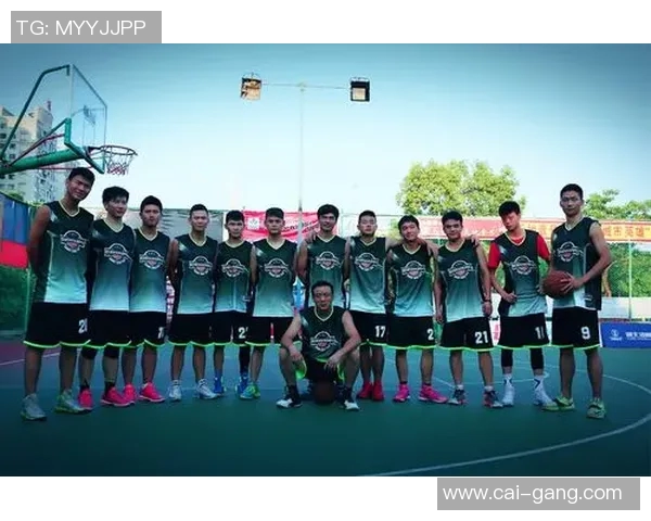 克罗斯与足球明星女孩的精彩瞬间展现青春活力与梦想追逐